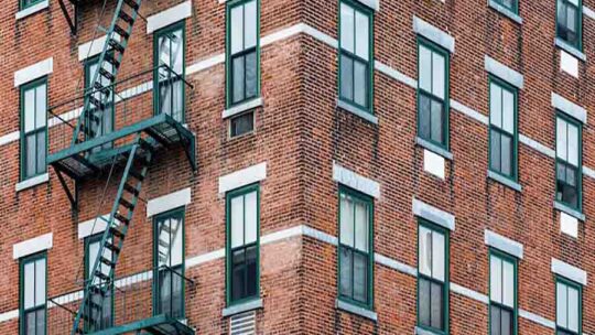 Escalier de secours : qu’en dit la réglementation urbanistique ?