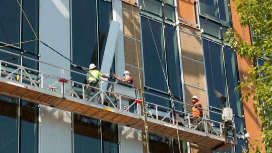 Bâtiment : il oscille entre efficacité énergétique et enjeux écologiques